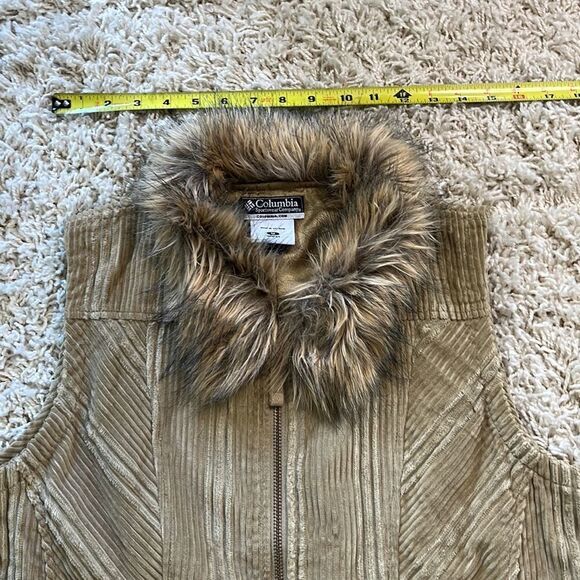 Columbia Tan Corduroy Faux Fur Collar Zip Front Vest Women's Medium EUC - Picture 10 of 14